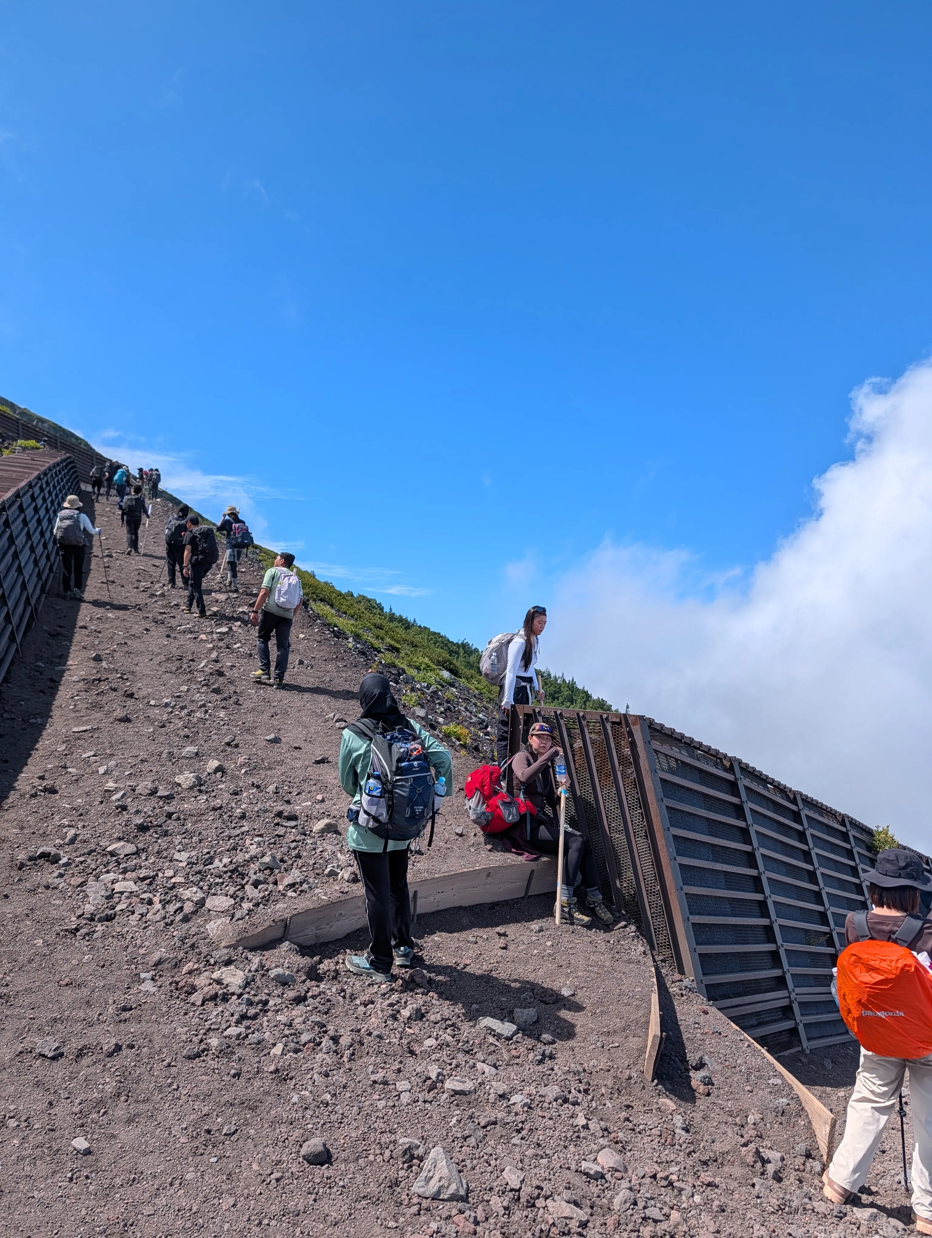 晴空下的富士山登山步道
