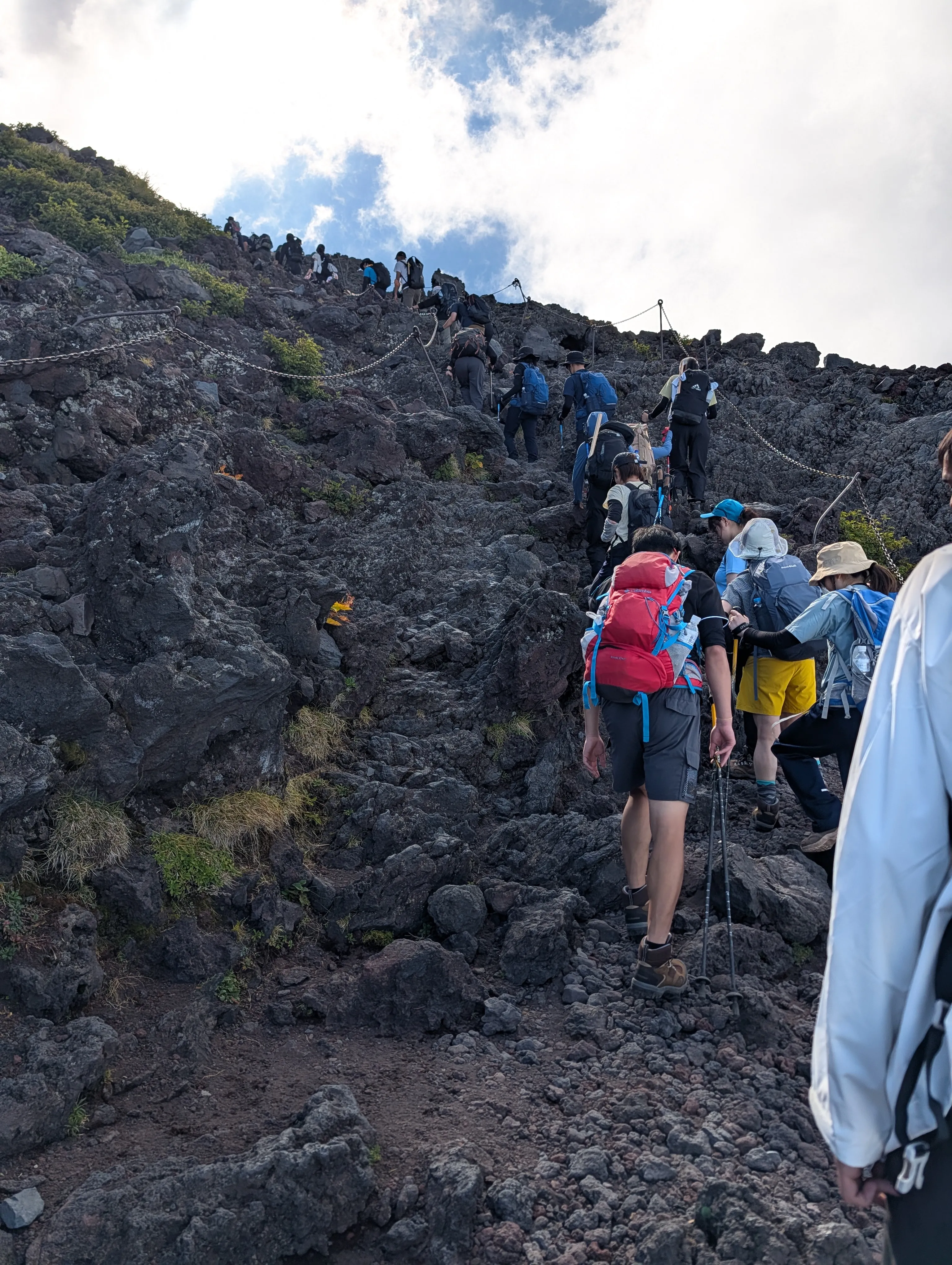 需要攀爬岩石的登山路段
