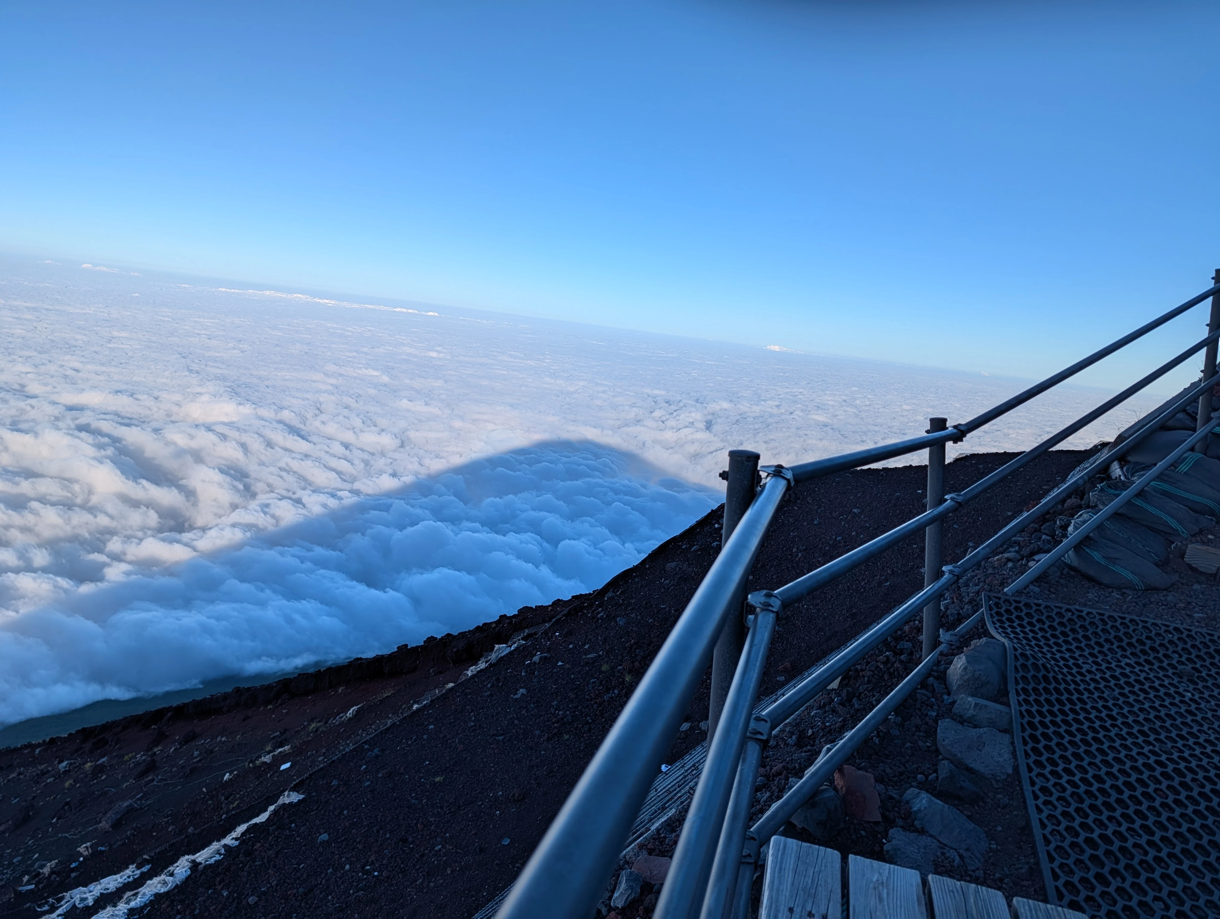 山坡下的雲海與山影