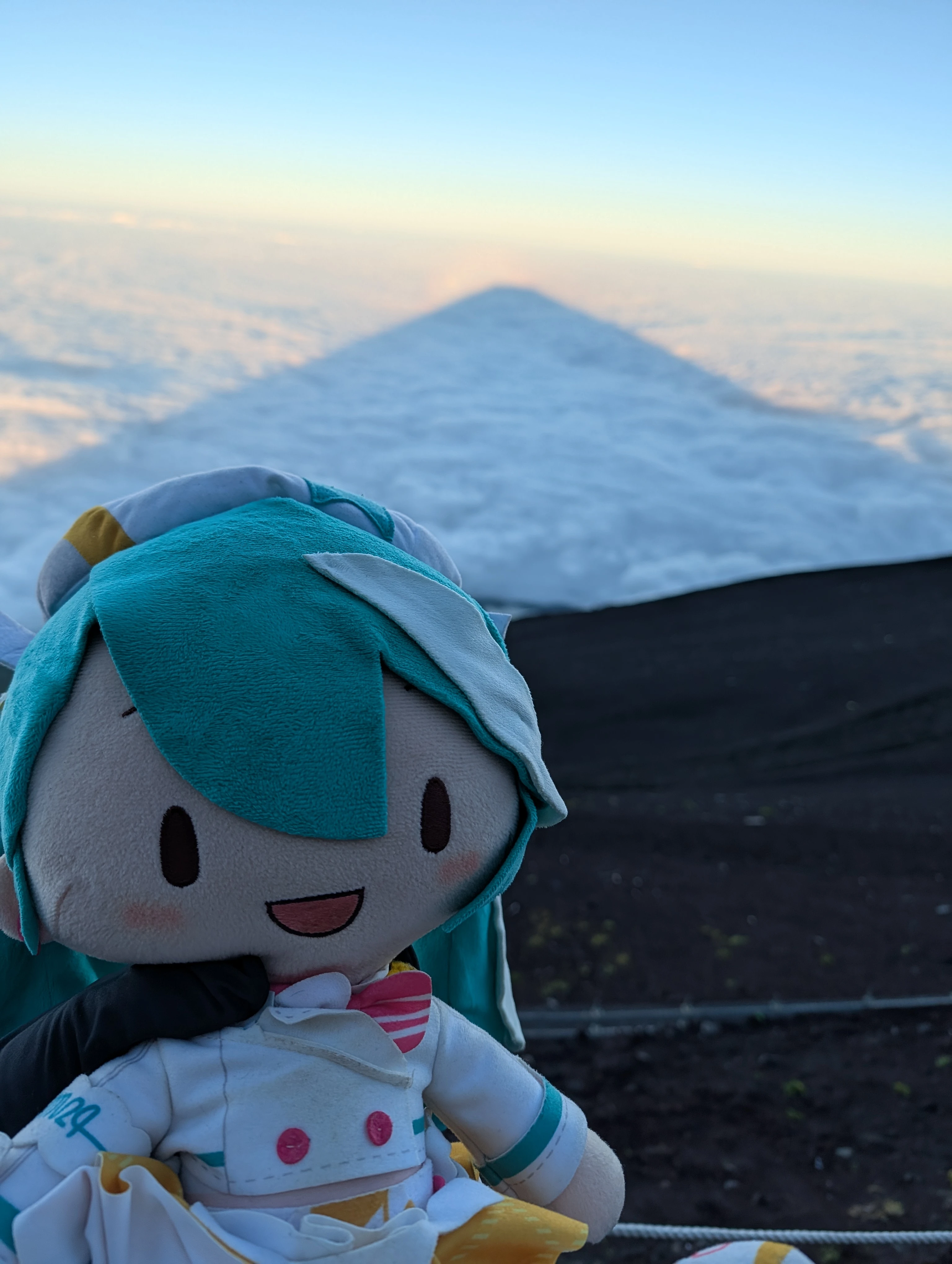 雲海前的初音玩偶