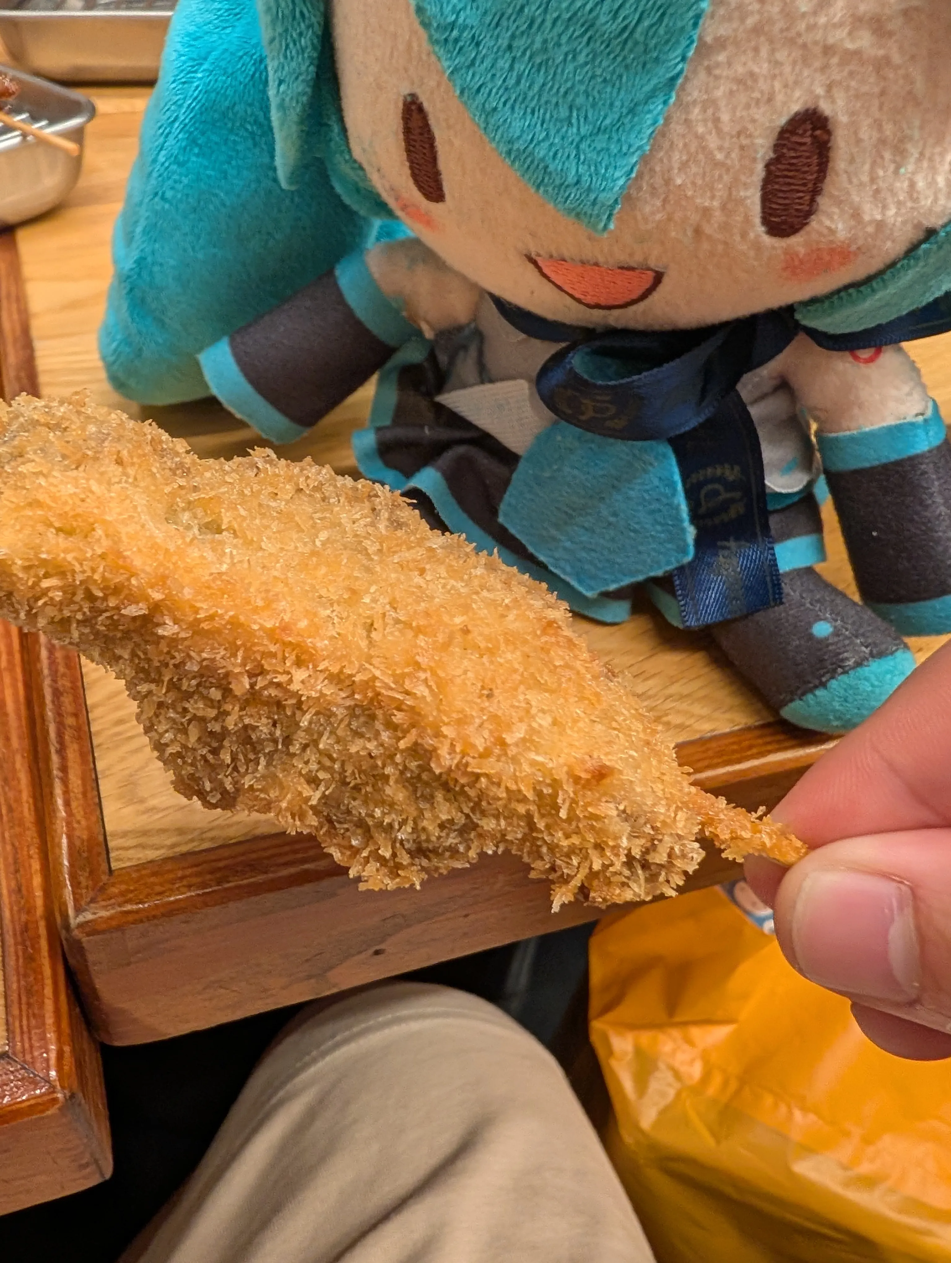 居酒屋的炸物與初音玩偶